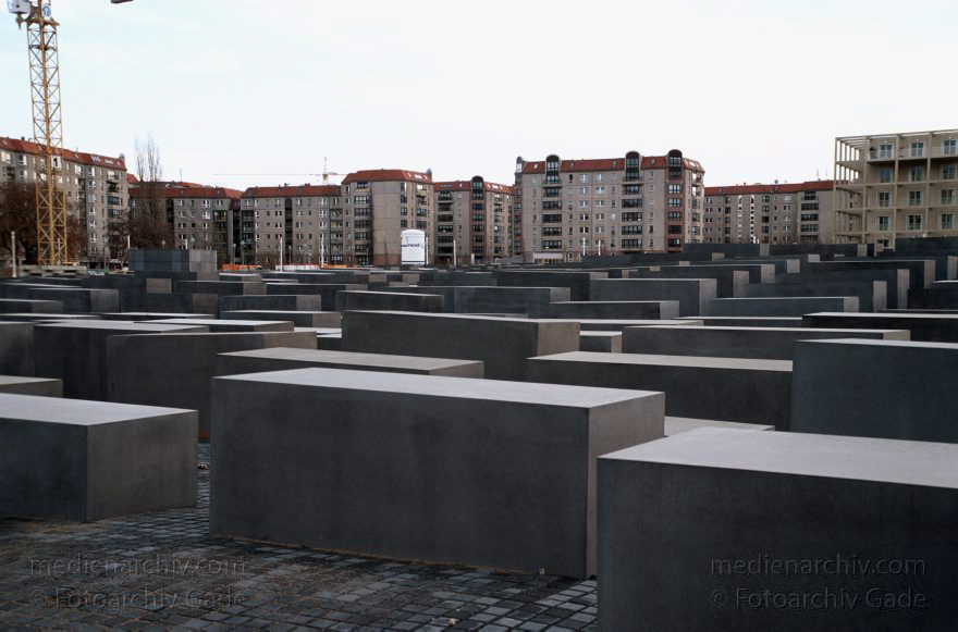 Berlin. Denkmal für die ermordeten Juden Europas
23. 1. 2005. Mitte. Das Mahnmal für die ermordeten Juden Europas steht kurz vor der Vollendung
Schlüsselwörter: Berlin;Deutschland;Germany;Holocaust Memorial;Juden;Mahnmal;2005;Mitte