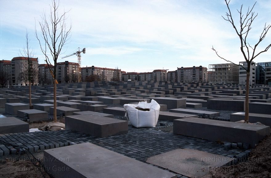 Berlin. Denkmal für die ermordeten Juden Europas
23. 1. 2005. Mitte. Das Mahnmal für die ermordeten Juden Europas steht kurz vor der Vollendung
Schlüsselwörter: Berlin;Deutschland;Germany;Holocaust Memorial;Juden;Mahnmal;2005;Mitte