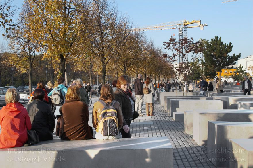 Berlin. Denkmal für die ermordeten Juden Europas
30. 10. 2005. Berlin. Mitte. Holocaust-Mahnmal. 2751 Betonstelen auf einer Fläche von 19 000 Quadratmetern. Denkmal für die ermordeten Juden Europas
Schlüsselwörter: Berlin;Deutschland;Germany;Holocaust Memorial;Holocaust-Mahnmal;Mitte;2005;Regierungsviertel