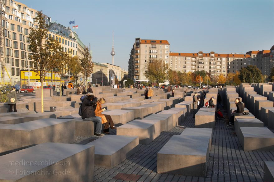 Berlin. Denkmal für die ermordeten Juden Europas
30. 10. 2005. Berlin. Mitte. Holocaust-Mahnmal. 2751 Betonstelen auf einer Fläche von 19 000 Quadratmetern. Denkmal für die ermordeten Juden Europas
Schlüsselwörter: Berlin;Deutschland;Germany;Holocaust Memorial;Holocaust-Mahnmal;Mitte;2005;Stelenfeld