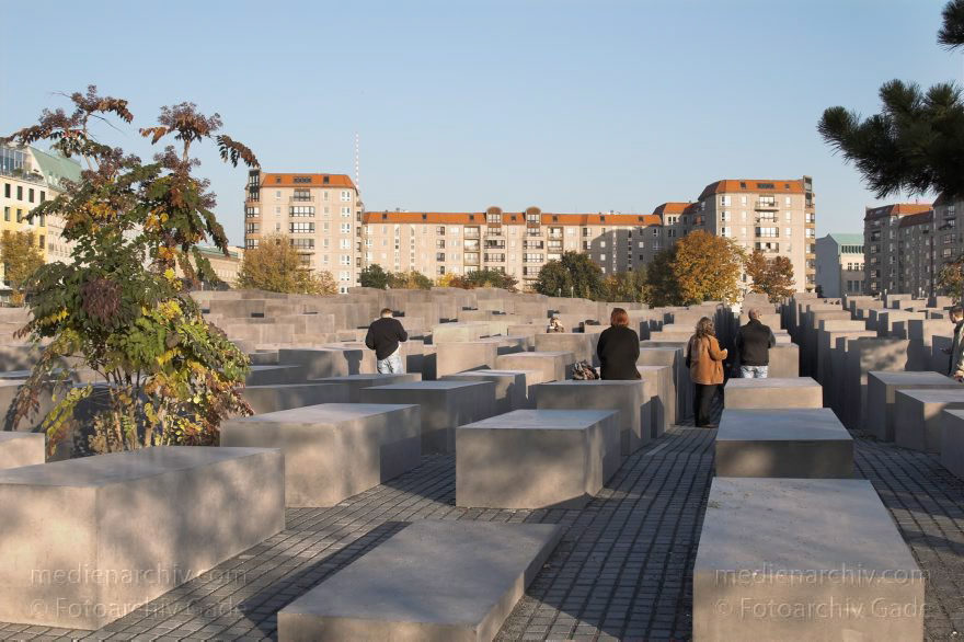 Berlin. Denkmal für die ermordeten Juden Europas
30. 10. 2005. Berlin. Mitte. Holocaust-Mahnmal. 2751 Betonstelen auf einer Fläche von 19 000 Quadratmetern. Denkmal für die ermordeten Juden Europas
Schlüsselwörter: Berlin;Deutschland;Germany;Holocaust Memorial;Holocaust-Mahnmal;Mitte;2005;Stelenfeld Berlin. Denkmal für die ermordeten Juden Europas
30. 10. 2005. Berlin. Mitte. Holocaust-Mahnmal. 2751 Betonstelen auf einer Fläche von 19 000 Quadratmetern. Denkmal für die ermordeten Juden Europas
Schlüsselwörter: Berlin;Deutschland;Germany;Holocaust Memorial;Holocaust-Mahnmal;Mitte;2005;Stelenfeld