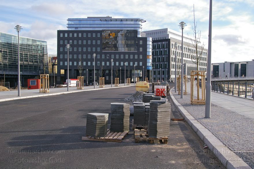 Berlin. Tiergarten. Der Lehrter Bahnhof befindet sich inmitten einer großen Baustelle
23. 01. 2005. Berlin. Mitte. Tiergarten. Der Lehrter Bahnhof befindet sich inmitten einer großen Baustelle. Deutsche Bundesbahn. DB. S-Bahn. U-Bahn. Eisenbahn
Schlüsselwörter: Berlin;DB;Deutsche;Deutschland;Eisenbahn;Germany;Lehrter;Lehrter Bahnhof;Mitte;2005;Stadtbahnhof