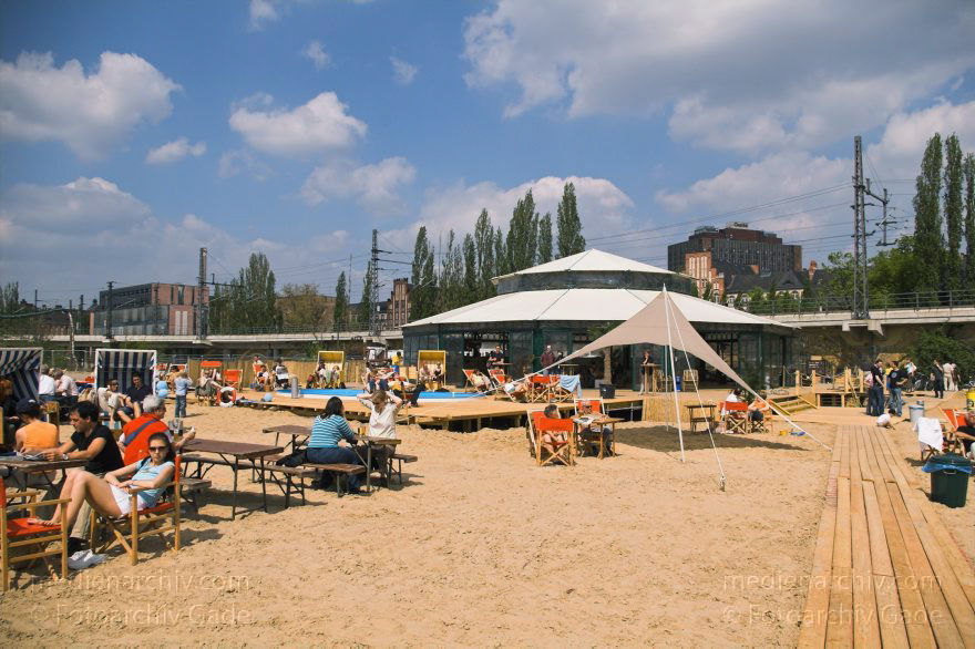 Berlin. Bundespressestrand am Kapelle-Ufer
1. 5. 2005. Berlin. Mitte. Heute eröffnet: Bundespressestrand am Kapelle-Ufer. Das Café ist schon gut besucht. obwohl die Anlage noch nicht fertig ist. Die Zufahrtstraßen sind noch gesperrt.
Schlüsselwörter: Bar;Berlin;Bundespressestrand;Deutschland;Gastronomie;Germany;Kapelle-Ufer;Mitte;Regierungsviertel;2005;Strandcafé