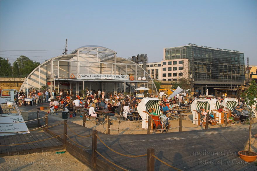 Berlin. Bundespressestrand - eines der Strandcafes inBerlin.
7. 5. 2006. Mitte. Regierungsviertel. Bundespressestrand. eines der 'Strandcafes' in Berlin am Kapelle-Ufer
Schlüsselwörter: Berlin;Bundespressestrand;Café;Deutschland;Germany;Kapelle-Ufer;Mitte;2006;Regierungsviertel