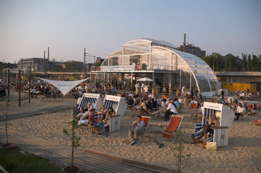 Berlin. Bundespressestrand - eines der Strandcafes inBerlin.
7. 5. 2006. Mitte. Regierungsviertel. Bundespressestrand. eines der 'Strandcafes' in Berlin am Kapelle-Ufer
Schlüsselwörter: Berlin;Bundespressestrand;Café;Deutschland;Germany;Kapelle-Ufer;Mitte;2006;Regierungsviertel