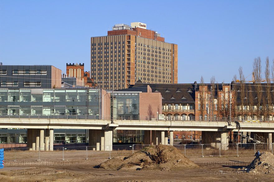 Berlin. Kapelle-Ufer. Bauland. Baustelle. Hinten: Krankenhaus Charité
16. 1. 2005. Berlin. Mitte. Kapelle-Ufer. Bauland. Baustelle. Hinten: Krankenhaus Charité
Schlüsselwörter: Baustelle;Berlin;Charité;Deutschland;Germany;Kapelle-Ufer;Krankenhaus;2005;Mitte