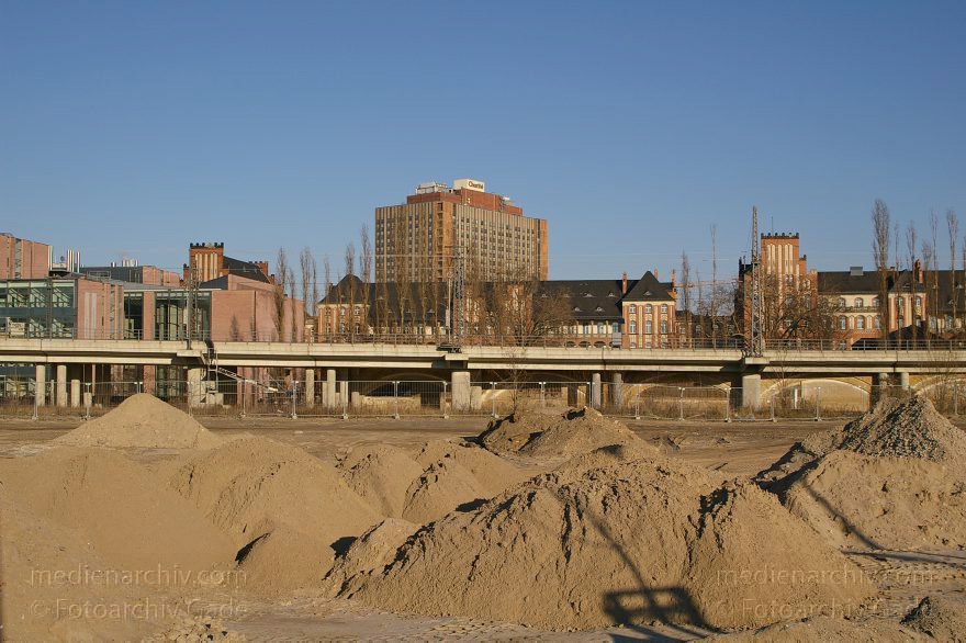 Berlin. Kapelle-Ufer. Bauland. Baustelle. Hinten: Krankenhaus Charité
16. 1. 2005. Berlin. Mitte. Kapelle-Ufer. Bauland. Baustelle. Hinten: Krankenhaus Charité
Schlüsselwörter: Baustelle;Berlin;Charité;Deutschland;Germany;Kapelle-Ufer;Krankenhaus;Mitte;2005;Regierungsviertel