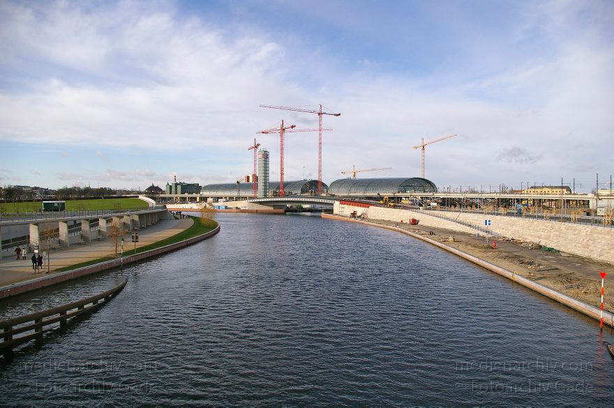 Berlin. Kapelle-Ufer. Lehrter Bahnhof. Spree. Hauptbahnhof. Baustelle
23. 01. 2005. Berlin. Mitte. Kapelle-Ufer. Lehrter Bahnhof. Fluss. Fluß Spree. Hauptbahnhof. Baustelle
Schlüsselwörter: Berlin;Deutschland;Germany;Hauptbahnhof;Kapelle-Ufer;Lehrter Bahnhof;Mitte;2005;Spree