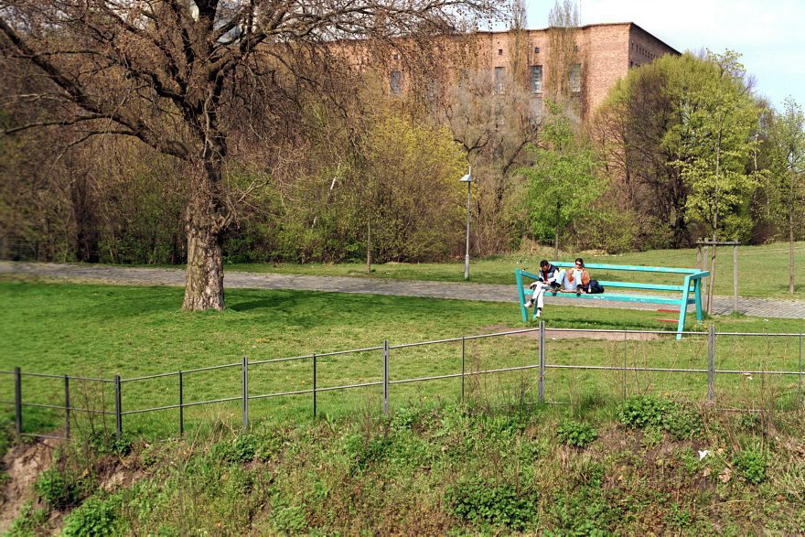 Berlin. Parkanlage auf dem ehemaligen Mauerstreifen. An der Kielerstraße
21. April 2002. Berlin. Mitte. Parkanlage auf dem ehemaligen Mauerstreifen. An der Kieler Straße
Schlüsselwörter: Berlin;Deutschland;Germany;Kieler Straße;Kieler Ufer;2002;Mitte