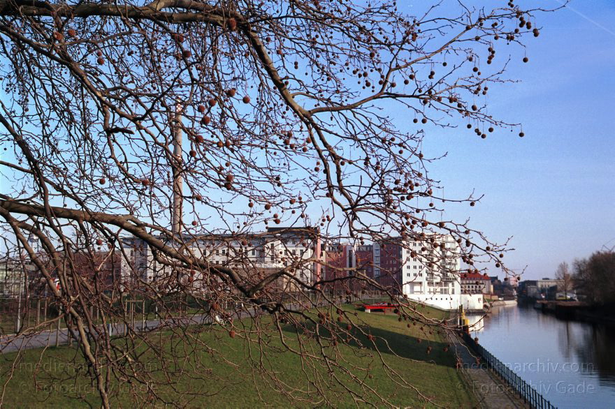 Berlin. Kieler Ufer
November 2002. Berlin. Mitte. Kieler Ufer
Schlüsselwörter: Berlin;Berlin-Spandauer-Schifffahrtskanal;Deutschland;Germany;Hohenzollernkanal;Kieler Ufer;2002;Mitte