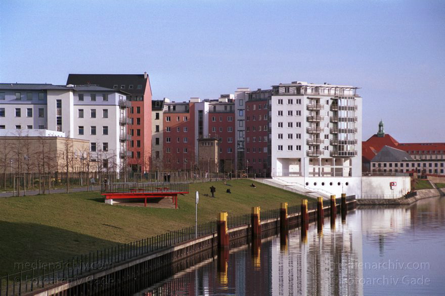 Berlin. Kieler Ufer
November 2002. Berlin. Mitte. Kieler Ufer
Schlüsselwörter: Berlin;Berlin-Spandauer-Schifffahrtskanal;Deutschland;Germany;Hohenzollernkanal;Kieler Ufer;2002;Mitte