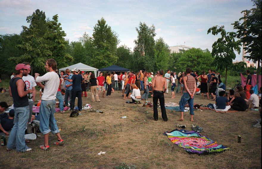 Berlin. Party auf einem Gelände am Nordhafen. Kielerstraße
Juni 2003. Berlin. Mitte. Party auf einem Gelände am Nordhafen. Kieler Straße
Schlüsselwörter: Berlin;Deutschland;Freizeit;Germany;Jugend;Kieler Ufer;Mitte;Party;2003;Rave