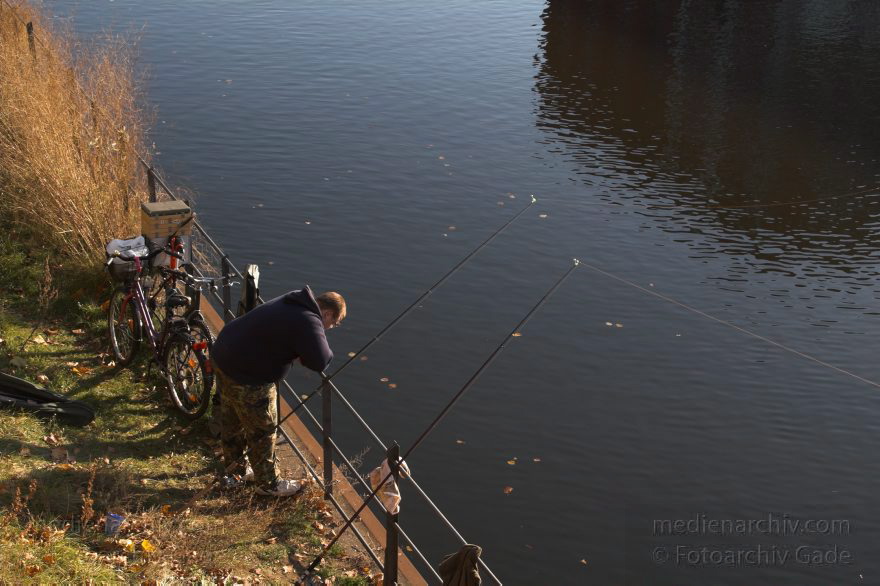 Berlin. Angler am Berliner-Spandauer-Schiffahrtskanal.
30. 10. 2005. Berlin. Mitte. Angler am Berlin-Spandauer-Schiffahrtskanal.
Schlüsselwörter: Angler;Berlin;Berlin-Spandauer Schiffahrtsk;Berlin-Spandauer Schifffahrtskanal;Berlin-Spandauer-Schifffahrtskanal;Deutschland;Germany;Hohenzollernkanal;Kieler Ufer;2005;Mitte