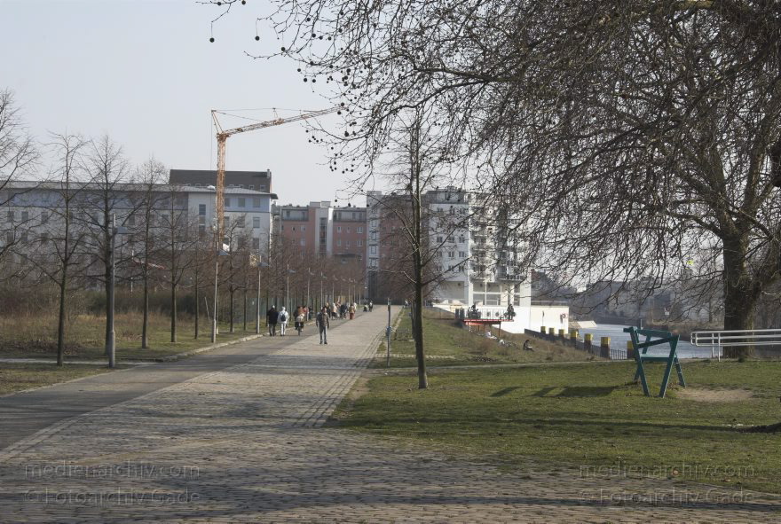 Berlin. Mitte Berliner-Spandauer-Schiffahrtskanal. (Schifffahrtskanal). Kieler Ufer.
25. 3. 2007. Berlin. Mitte. Berlin-Spandauer-Schiffahrtskanal. (Schifffahrtskanal). Kieler Ufer.
Schlüsselwörter: Berlin;Berlin-Spandauer Schiffahrtsk;Berlin-Spandauer Schifffahrtskanal;Deutschland;Germany;Kieler Ufer;2007;Mitte