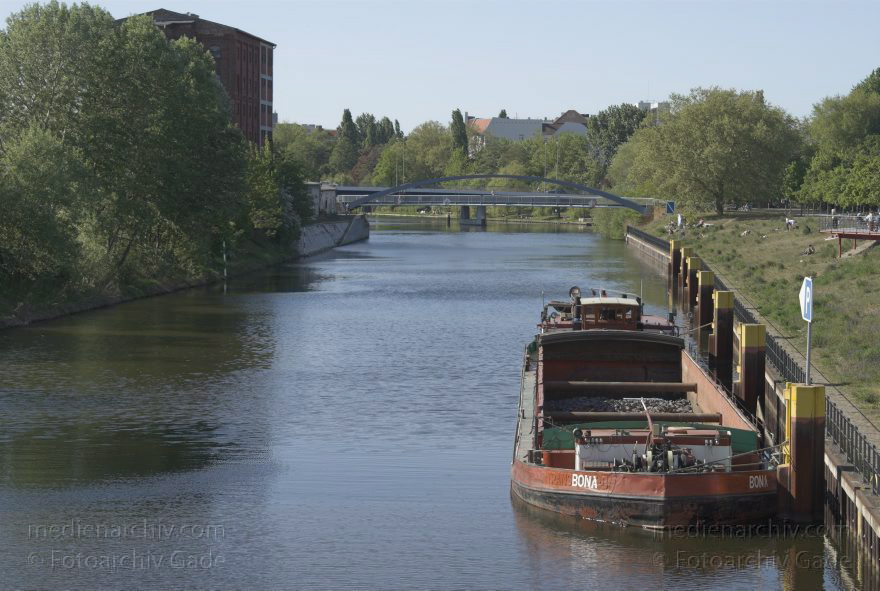 Berlin. Mitte Berliner-Spandauer-Schiffahrtskanal. Binnenschiff am Kieler Ufer.
1. 5. 2007. Berlin. Mitte. Berlin-Spandauer-Schiffahrtskanal. Binnenschiff am Kieler Ufer. Hohenzollernkanal
Schlüsselwörter: Berlin;Berlin-Spandauer-Schifffahrtskanal;Deutschland;Germany;Hohenzollernkanal;Kieler Ufer;2007;Mitte