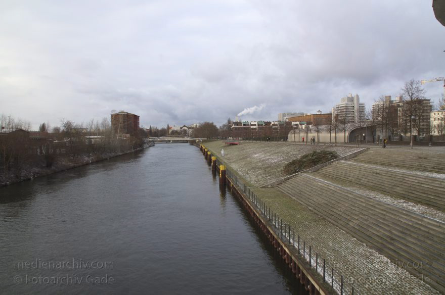 Berlin. Mitte Berliner-Spandauer-Schifffahrtskanal
11. 1. 2013. Berlin. Mitte. Berlin-Spandauer-Schifffahrtskanal
Schlüsselwörter: Berlin;Berlin-Spandauer-Schifffahrtskanal;Deutschland;Germany;Hohenzollernkanal;2013;Mitte