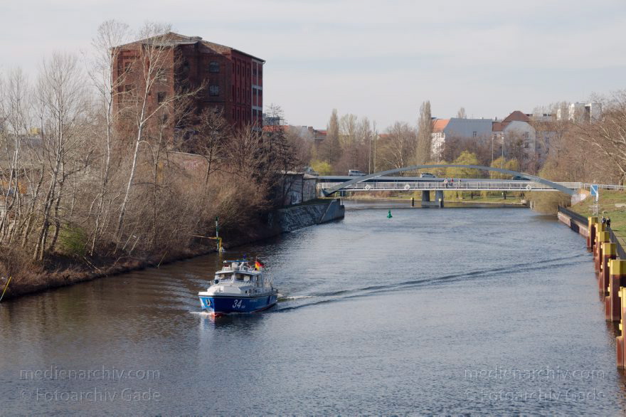 Berlin. Berlin-Spandauer-Schifffahrtskanal entlang der Heidestraße
20. 3. 2014. Berlin. Mitte. Moabit. Berlin-Spandauer-Schifffahrtskanal entlang der Heidestraße. Boot der Wasserschutzpolizei
Schlüsselwörter: Berlin;Berlin-Spandauer-Schifffahrtskanal;Boote;Germany;Heidestraße;Hohenzollernkanal;Mitte;Moabit;Wasserschutzpolizei;2014;WSP