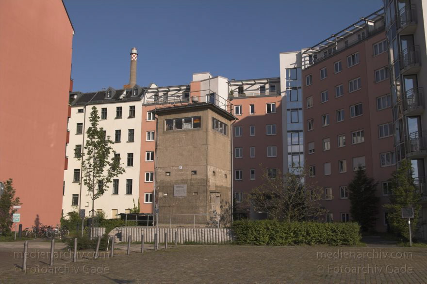 Berlin. GedenkstätteBerliner Mauer am Kielerstraße. Ehemaliger Wachturm der DDR Grenze.
22. 5. 2005. Berlin. Mitte. Gedenkstätte Berliner Mauer am Kieler Straße. Ehemaliger Wachturm der DDR Grenze.
Schlüsselwörter: Berlin;DDR;Deutschland;Germany;Kieler Straße;Kieler Ufer;Mauerturm;2005;Mitte