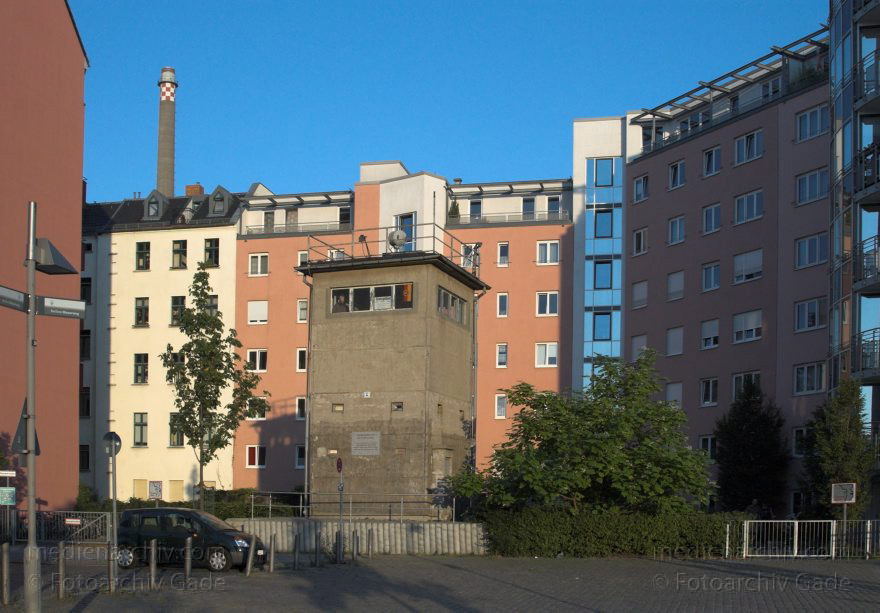 Berlin. Kielerstraße. Wachtturm der ehemaligenBerliner Mauer
2.7.2006. Berlin. Mitte. Kieler Straße. Wachtturm der ehemaligen Berliner Mauer, die Ostberlin und Westberlin trennte. Denkmal. DDR Grenze
Schlüsselwörter: Berlin;Berliner Mauer;DDR Grenze;Deutschland;Germany;Kieler Straße;Mitte;2006;Wachtturm