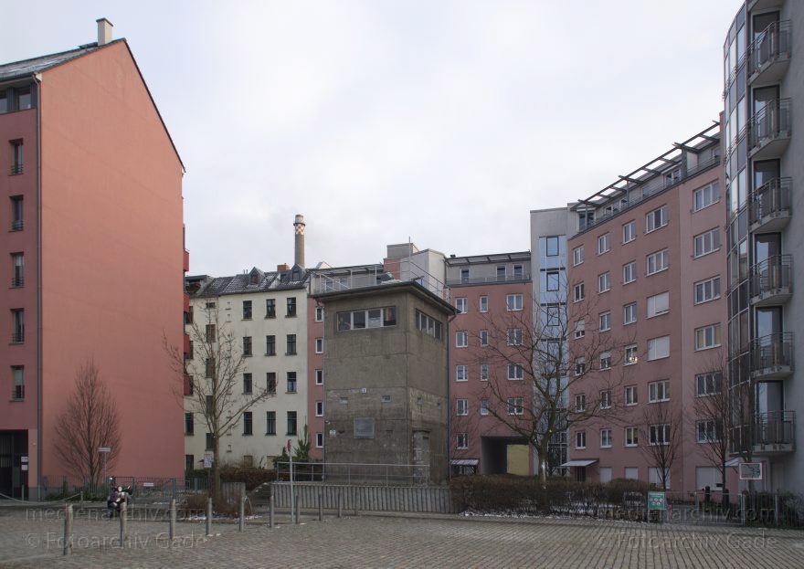 Berlin. Kielerstraße. Ehemaliger DDR Wachturm
11. 1. 2013. Berlin. Mitte. Kieler Straße. Ehemaliger DDR Wachturm
Schlüsselwörter: Berlin;DDR;Deutschland;Germany;Kieler Straße;Mitte;2013;Wachturm
