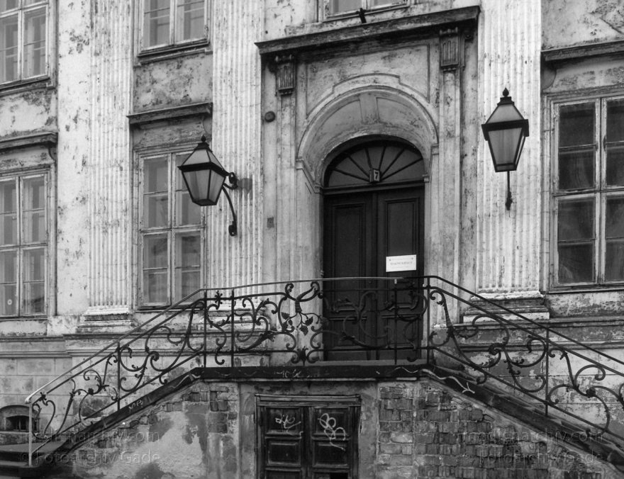 Berlin. Kupfergraben. Treppen und Portal am Magnus-Haus
August 1992. Berlin. Mitte. Kupfergraben. Treppen und Portal am Magnus-Haus
Schlüsselwörter: Berlin;Deutschland;Germany;Kupfergraben;Magnus-Haus;1992;Mitte