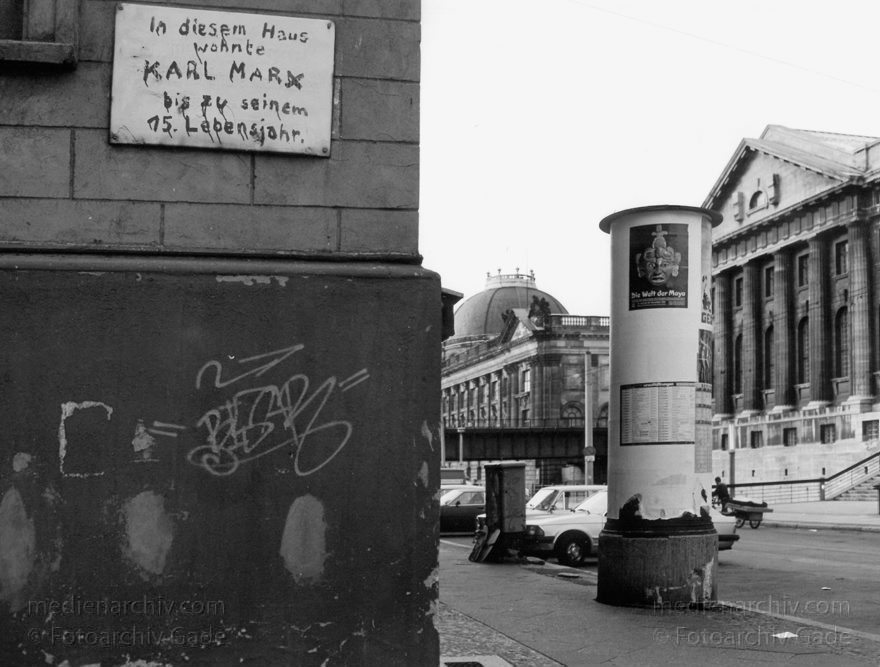 Berlin. Wohnhaus Karl Marx. Kupfergraben. Litfaßsäule
1992. Berlin. Mitte. Wohnhaus Karl Marx. Kupfergraben. Litfaßsäule
Schlüsselwörter: Berlin;Deutschland;Germany;Kupfergraben;Litfaßsäule;1992;Mitte