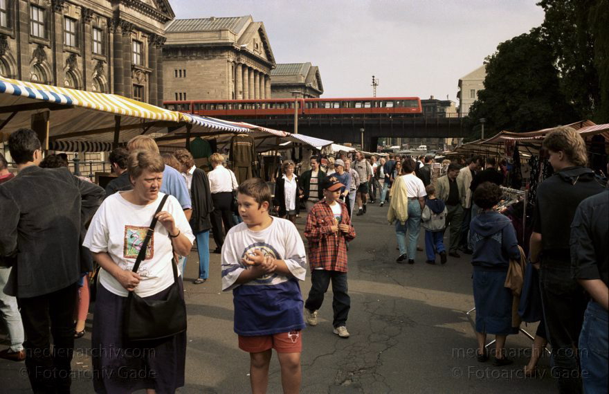 Berlin. Flohmarkt am Kupfergraben
August 1994. Berlin. Mitte. Flohmarkt am Kupfergraben
Schlüsselwörter: Am Kupfergraben;Berlin;Deutschland;Flohmarkt;Germany;1994;Mitte