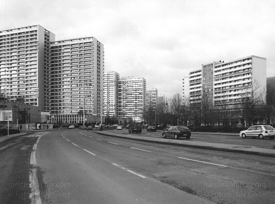 Berlin. Leipziger Strasse
Februar 1997. Berlin. Mitte. Leipziger Strasse
Schlüsselwörter: Berlin;Deutschland;Germany;Hochhaus;Leipziger Straße;Mitte;1997;Verkehr