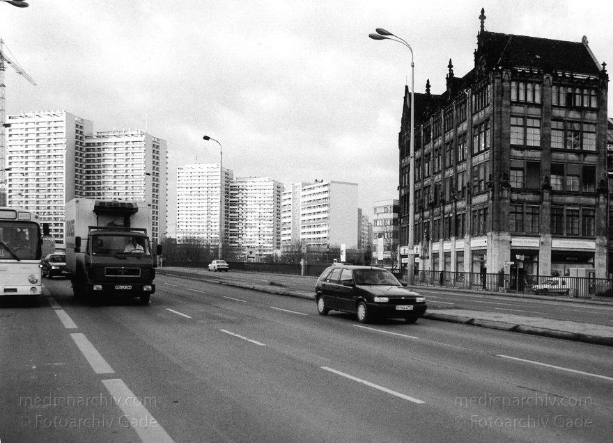 Berlin. Gertraudenstraße mit Blick auf Leipziger Strasse
Februar 1997. Berlin. Mitte. Gertraudenstraße mit Blick auf Leipziger Strasse
Schlüsselwörter: Auto;Berlin;Deutschland;Germany;GertraudenStraße;Leipziger straße;Mitte;Straße;1997;Verkehr