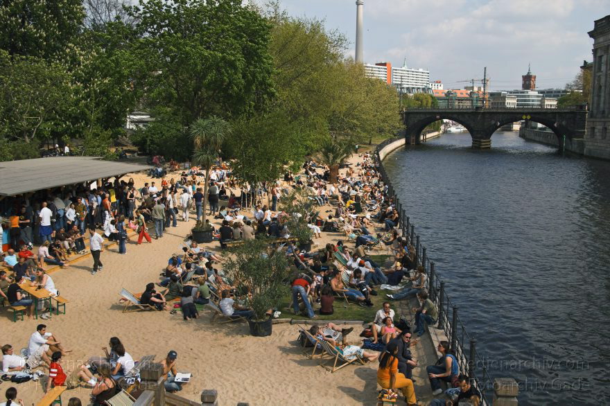 Berlin. Strandcafe am Spreeufer gegenüber der Museumsinsel.
1. 5. 2005. Berlin. Mitte. Strandcafe am Spreeufer gegenüber der Museumsinsel.
Schlüsselwörter: Berlin;Deutschland;Germany;Mitte;Spree;Spreeufer;2005;Strandcafé
