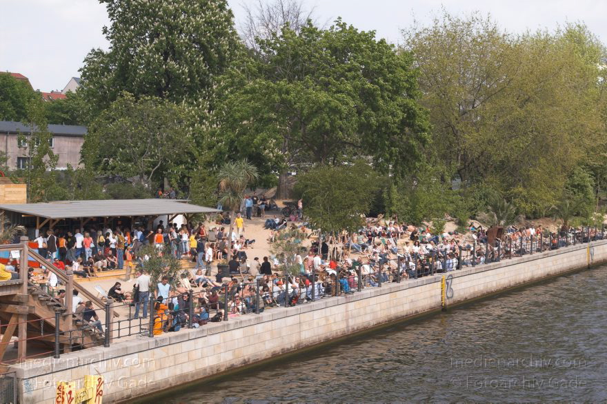 Berlin. Strandcafe am Spreeufer gegenüber der Museumsinsel.
1. 5. 2005. Berlin. Mitte. Strandcafe am Spreeufer gegenüber der Museumsinsel.
Schlüsselwörter: Berlin;Deutschland;Germany;Mitte;Spree;Spreeufer;2005;Strandcafé