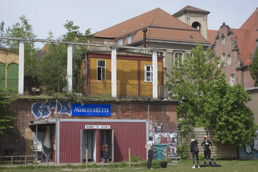 Berlin. Monbijoupark
11. 5. 2015. Berlin. Mitte. Monbijoupark. Märchenhütte. Theater
Schlüsselwörter: 2015;Berlin;Mitte;Monbijoupark