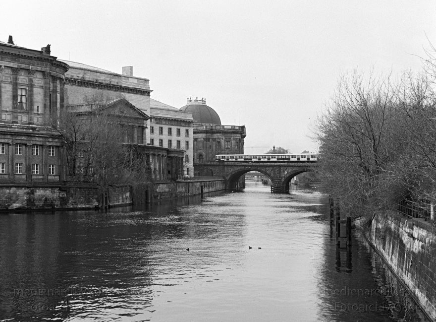 Berlin. Spree. Brücke. Museumsinsel
14. 1. 1993. Berlin. Mitte. Fluss Spree. Brücke. Museumsinsel
Schlüsselwörter: Deutschland;Fluss;Germany;Mitte;Museumsinsel;Berlin;Spree