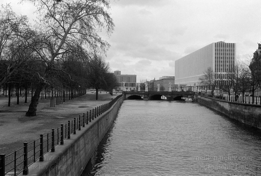 Berlin. Mitte.
17. 03. 1994. Berlin. Mitte.
Schlüsselwörter: Berlin;Deutschland;Germany;Mitte;1994;Museumsinsel