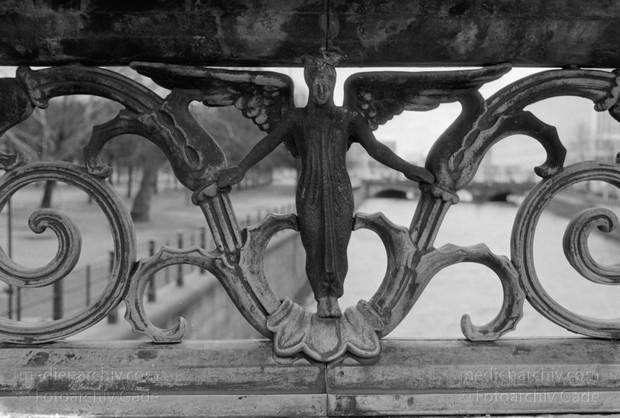 Berlin. Ornament an einer Brücke über der Spree
17. 03. 1994. Berlin. Mitte. Ornament an einer Brücke über der Spree
Schlüsselwörter: Berlin;Brücke;Deutschland;Germany;Mitte;Museumsinsel;Ornament;1994;Spree