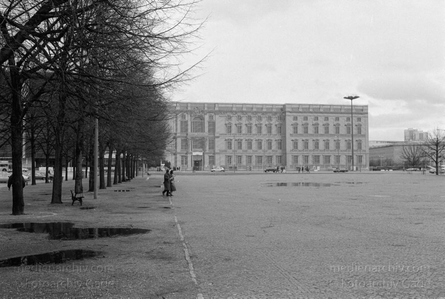 Berlin. Attrappe des Stadtschlosses
17. 03. 1994. Berlin. Mitte. Attrappe des Stadtschlosses
Schlüsselwörter: Berlin;Deutschland;Germany;Mitte;Museumsinsel;1994;Stadtschloss