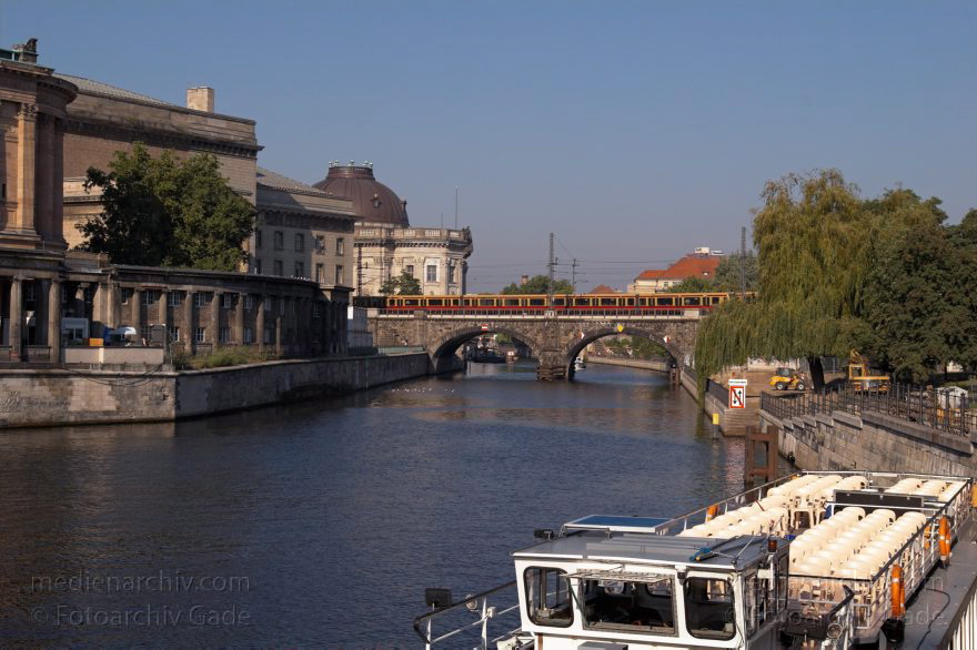 Berlin. Museumsinsel. Spree.
7. 9. 2005. Berlin. Mitte. Museumsinsel. Fluss Spree.
Schlüsselwörter: Deutschland;Fluss;Fluß;Germany;Mitte;Museumsinsel;Berlin;Spree