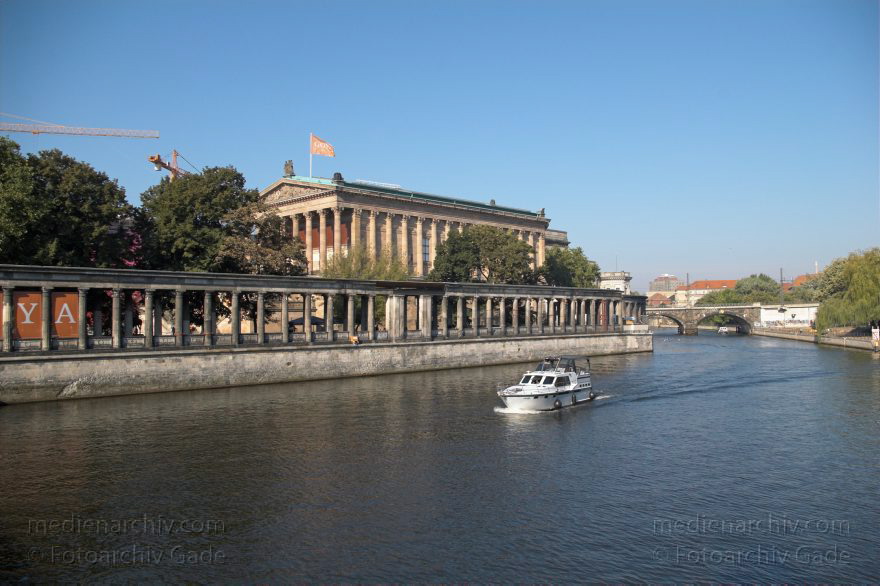 Berlin. Museumsinsel. Spree.
7. 9. 2005. Berlin. Mitte. Museumsinsel. Fluss Spree.
Schlüsselwörter: Deutschland;Fluss;Fluß;Germany;Mitte;Museumsinsel;Berlin;Spree