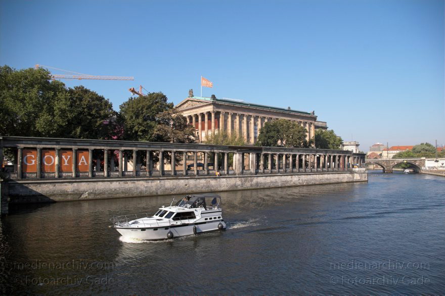 Berlin. Museumsinsel. Spree.
7. 9. 2005. Berlin. Mitte. Museumsinsel. Fluss Spree.
Schlüsselwörter: Deutschland;Fluss;Fluß;Germany;Mitte;Museumsinsel;Berlin;Spree