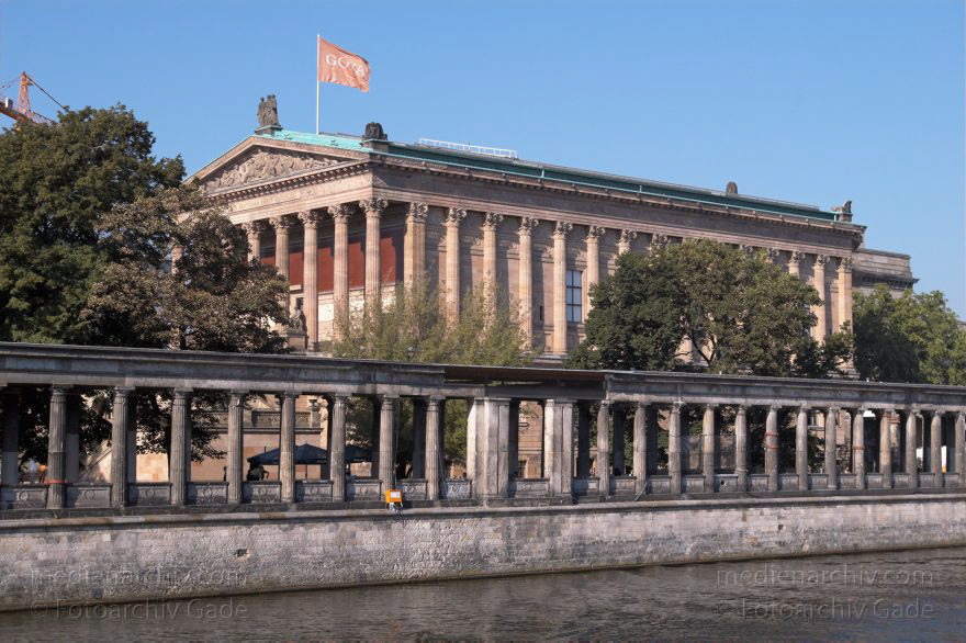 Berlin. Museumsinsel. Spree.
7. 9. 2005. Berlin. Mitte. Museumsinsel. Fluss Spree.
Schlüsselwörter: Deutschland;Fluss;Fluß;Germany;Mitte;Museumsinsel;Berlin;Spree