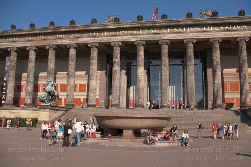 Berlin. Museumsinsel. Granitschale vor dem Nationalmuseum
7. 9. 2005. Berlin. Mitte. Museumsinsel. Granitschale vor dem Nationalmuseum
Schlüsselwörter: Berlin;Deutschland;Germany;Granitschale;Mitte;Museumsinsel;2005;Nationalmuseum