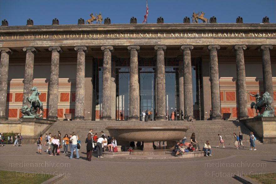Berlin. Museumsinsel. Granitschale vor dem Nationalmuseum
7. 9. 2005. Berlin. Mitte. Museumsinsel. Granitschale vor dem Nationalmuseum
Schlüsselwörter: Berlin;Deutschland;Germany;Granitschale;Mitte;Museumsinsel;2005;Nationalmuseum