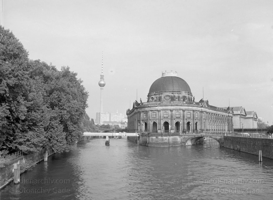 Berlin. Spree. Bodemuseum. Museumsinsel
1. 6. 1991. Berlin. Mitte. Fluss Spree. Bodemuseum. Museumsinsel
Schlüsselwörter: Berlin;Bodemuseum;Deutschland;Fluss;Germany;Mitte;Museumsinsel;1991;Spree