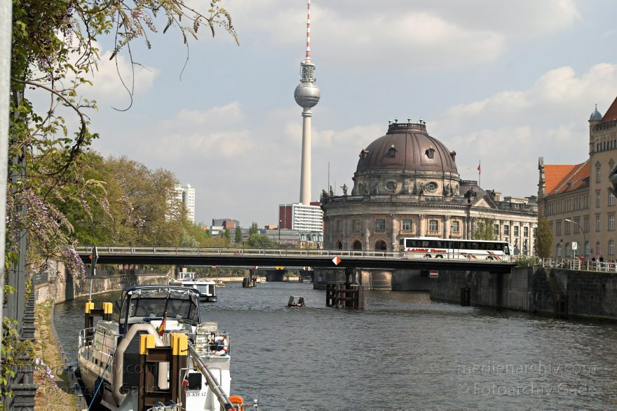 Berlin. Spreeufer. Spree Blick zur Museumsinsel. Bodemuseum. Am Weidendamm.
1. 5. 2005. Berlin. Mitte. Spreeufer. Fluss Spree. Blick zur Museumsinsel. Bodemuseum. Am Weidendamm.
Schlüsselwörter: Am Weidendamm;Berlin;Bodemuseum;Deutschland;Fluss;Fluß;Germany;Mitte;Museumsinsel;2005;Spree
