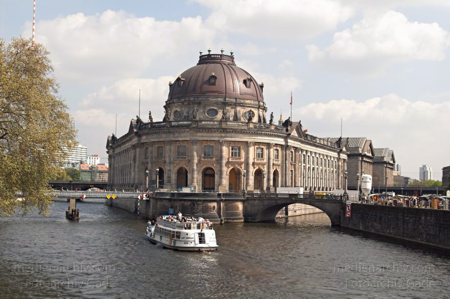 Berlin. Spreeufer. Spree Blick zur Museumsinsel. Bodemuseum. Am Weidendamm.
1. 5. 2005. Berlin. Mitte. Spreeufer. Fluss Spree. Blick zur Museumsinsel. Bodemuseum. Am Weidendamm.
Schlüsselwörter: Am Weidendamm;Berlin;Bodemuseum;Deutschland;Fluss;Fluß;Germany;Mitte;Museumsinsel;2005;Spree