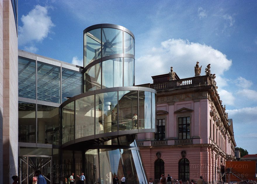 Berlin. Deutsches Historisches Museum. Neubau
15. Juni 2003. Berlin. Mitte. Deutsches Historisches Museum. Neubau
Schlüsselwörter: Berlin;Deutsches Historisches Museum;Deutschland;Germany;Mitte;Museum;2003;Museumsinsel