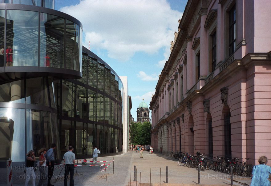 Berlin. Deutsches Historisches Museum. Neubau
15. Juni 2003. Berlin. Mitte. Deutsches Historisches Museum. Neubau
Schlüsselwörter: Berlin;Deutsches Historisches Museum;Deutschland;Germany;Mitte;Museum;2003;Museumsinsel