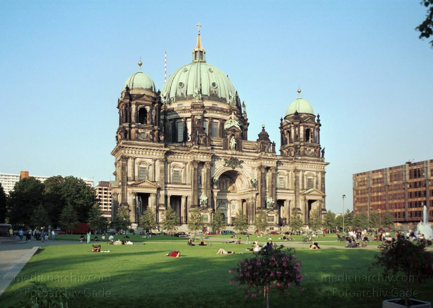 Berlin. MitteBerliner Dom. Lustgarten.
13. August 2000. Berlin. Mitte. Berliner Dom. protestantisch. 1907 eingeweiht. Erbaut von Julius Raschdorff. Lustgarten.
Schlüsselwörter: Berlin;Berliner Dom;Deutschland;Germany;Lustgarten;Mitte;2000;Museumsinsel