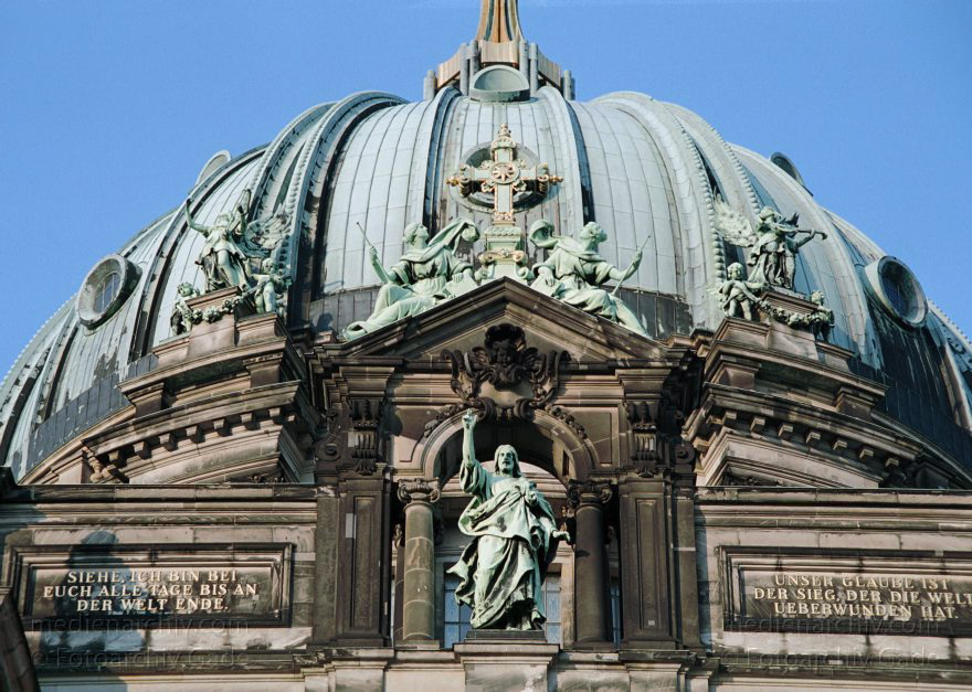 Berlin. MitteBerliner Dom. Lustgarten.
13. August 2000. Berlin. Mitte. Berliner Dom. (protestantisch. 1907 eingeweiht. Erbaut von Julius Raschdorff) Domkuppel.
Schlüsselwörter: Berlin;Berliner Dom;Deutschland;Germany;Kuppel;Mitte;2000;Museumsinsel