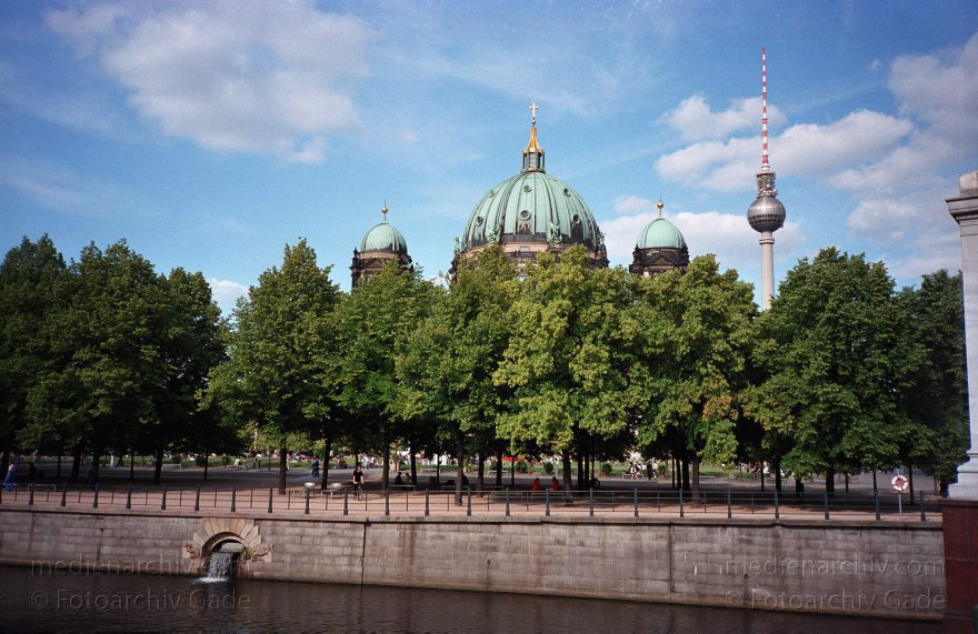 Berlin. Spree. Dom
15. Juni 2003. Berlin. Mitte. Spree. Dom
Schlüsselwörter: Berlin;Deutschland;Dom;Germany;Mitte;Museumsinsel;2003;Spree